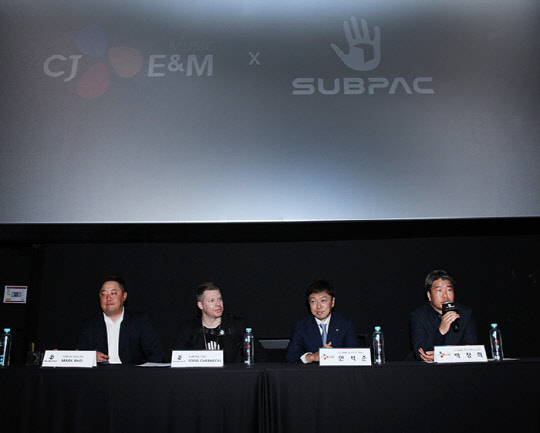 CJ E&M 음악부문은 서울 신사동 CGV청담씨네시티 '서브팩관'에서 서브팩 출시 기자간담회를 14일 개최했다. 노현승 서브팩 아시아총괄 대표(맨왼쪽부터), 토드 체르네키 서브팩 대표, 안석준 CJ E&M 음악부문 대표, 박창희 CJ E&M 음악부문 뮤직 디바이스 팀장이 서브팩에 대해 설명하고 있다. <CJ E&M 음악부문 제공>